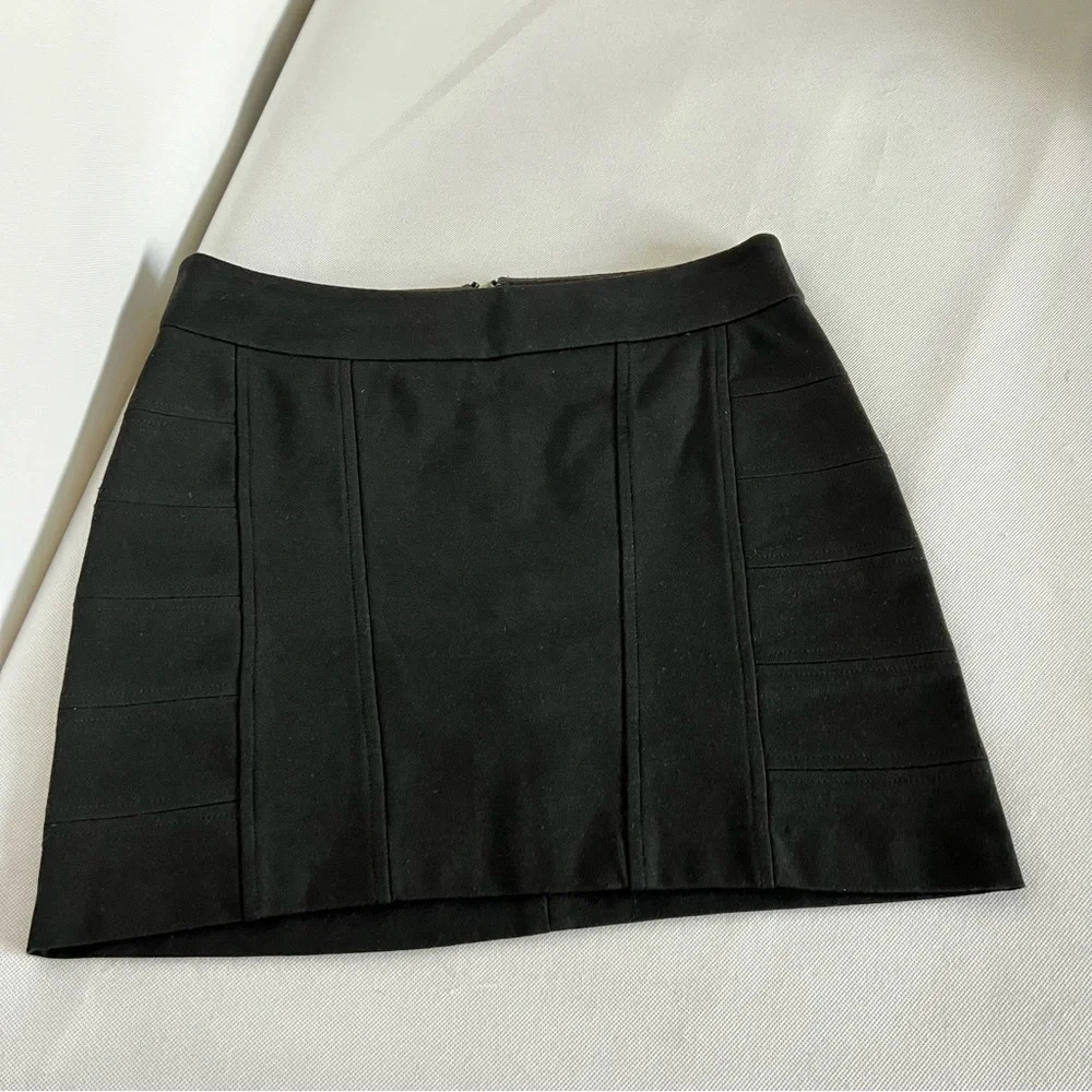 BCBGeneration Mini Skirt Size 6 A-Line Back Zip Closure Stretchy